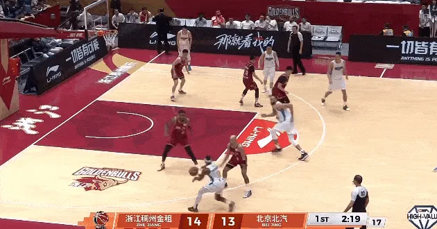 世界杯客户端安装说明-麦基顺下接球起飞举火烧天完成单手劈扣，上场4分钟得到7分