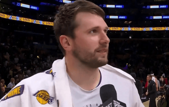 世界杯手机高清观看入口-詹姆斯让权,东契奇扛旗:湖人锁定季后赛,新老王权平稳交接